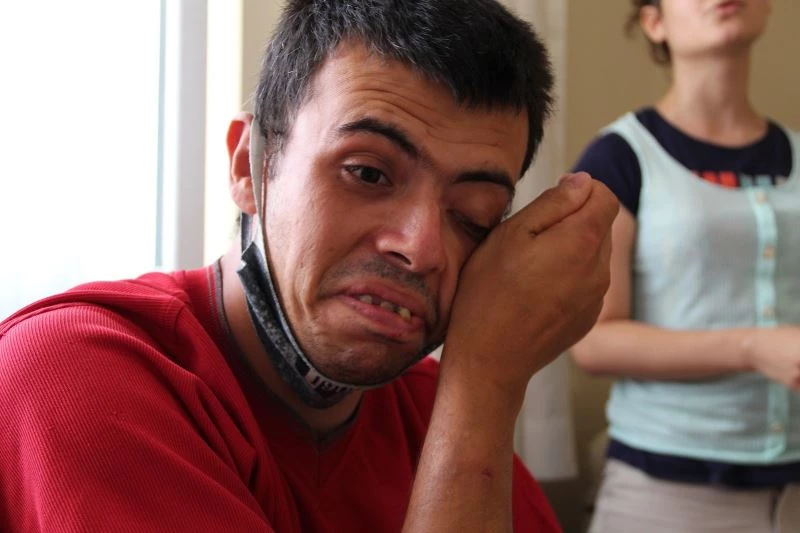 Polisin evde bitkin halde bulduğu 4 çocuk devlet korumasına alındı, anne ve baba kendini savundu
