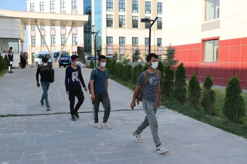 Niğde’de kaçan göçmenler KYK yurtlarına yerleştirildi
