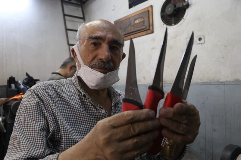 Bıçaklar kurbanlıklar için bileniyor
