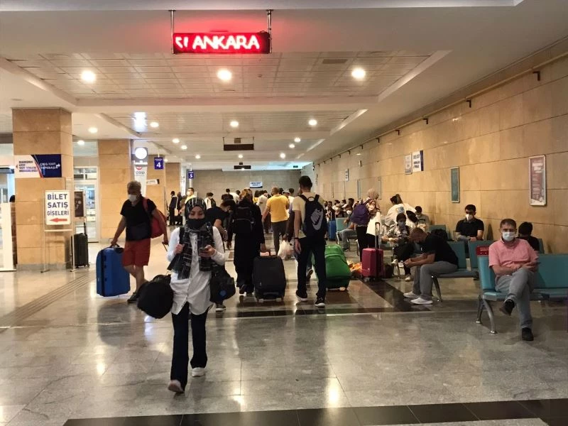 Eskişehir’de otobüs terminali ve tren garında bayram hareketliliği yaşanıyor
