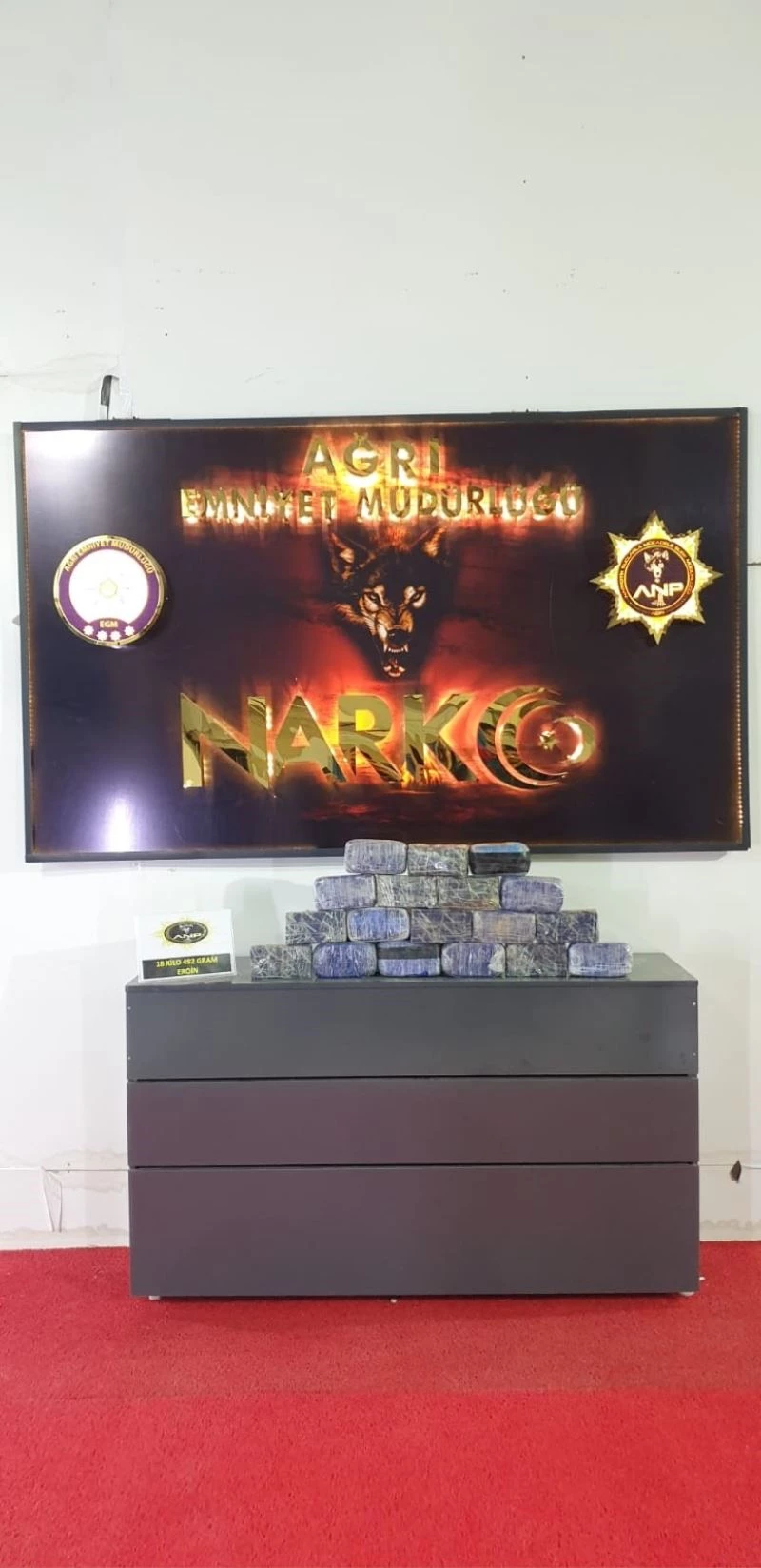 Ağrı’da araç bagajına gizlenmiş 18 kilo 492 gram eroin ele geçirildi
