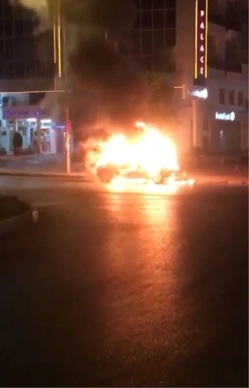 Yanan araca balkondan hortumla su
