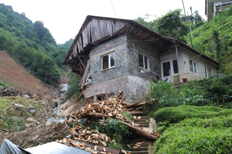 Bakan Murat Kurum, selin dehşet anlarının yaşandığı Ballıdere köyünde incelemelerde bulundu
