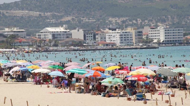 Ünlü tatil beldesi Çeşme tıklım tıklım

