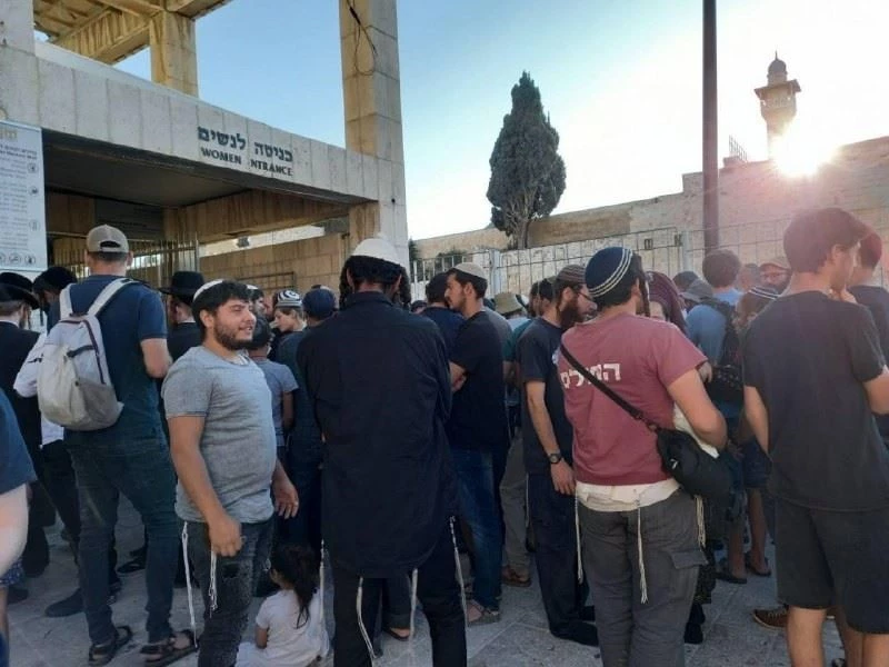 Yüzlerce fanatik Yahudi’den Mescid-i Aksa’ya baskın
