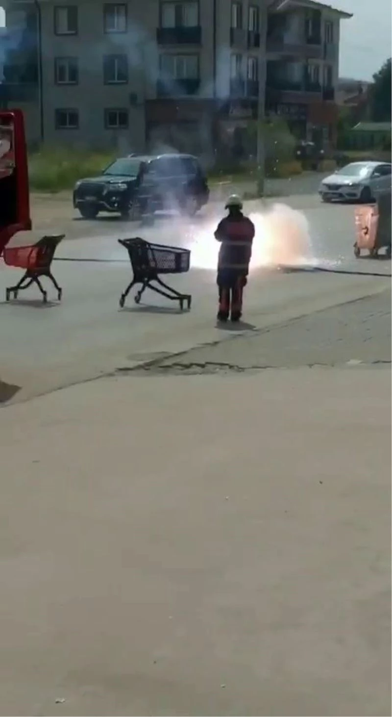 Kıvılcımlar saçarak yolun ortasına düşen elektrik kablosu korkuttu
