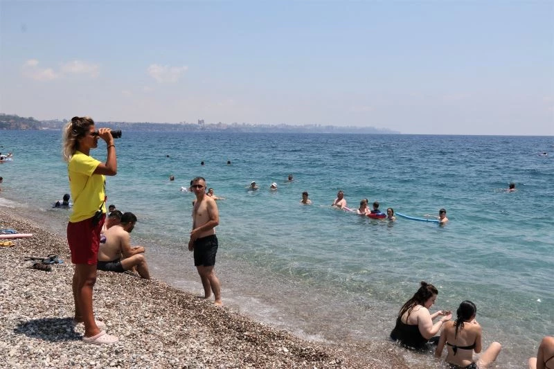 (Özel) Yüzme bilmeyenlerin inadı dünyaca ünlü sahilin tek kadın cankurtaranını bezdirdi
