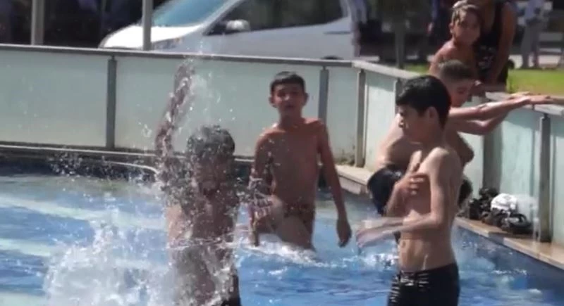 Batman’da kavurucu sıcaklarda çocuklardan tehlikeli serinleme yöntemi
