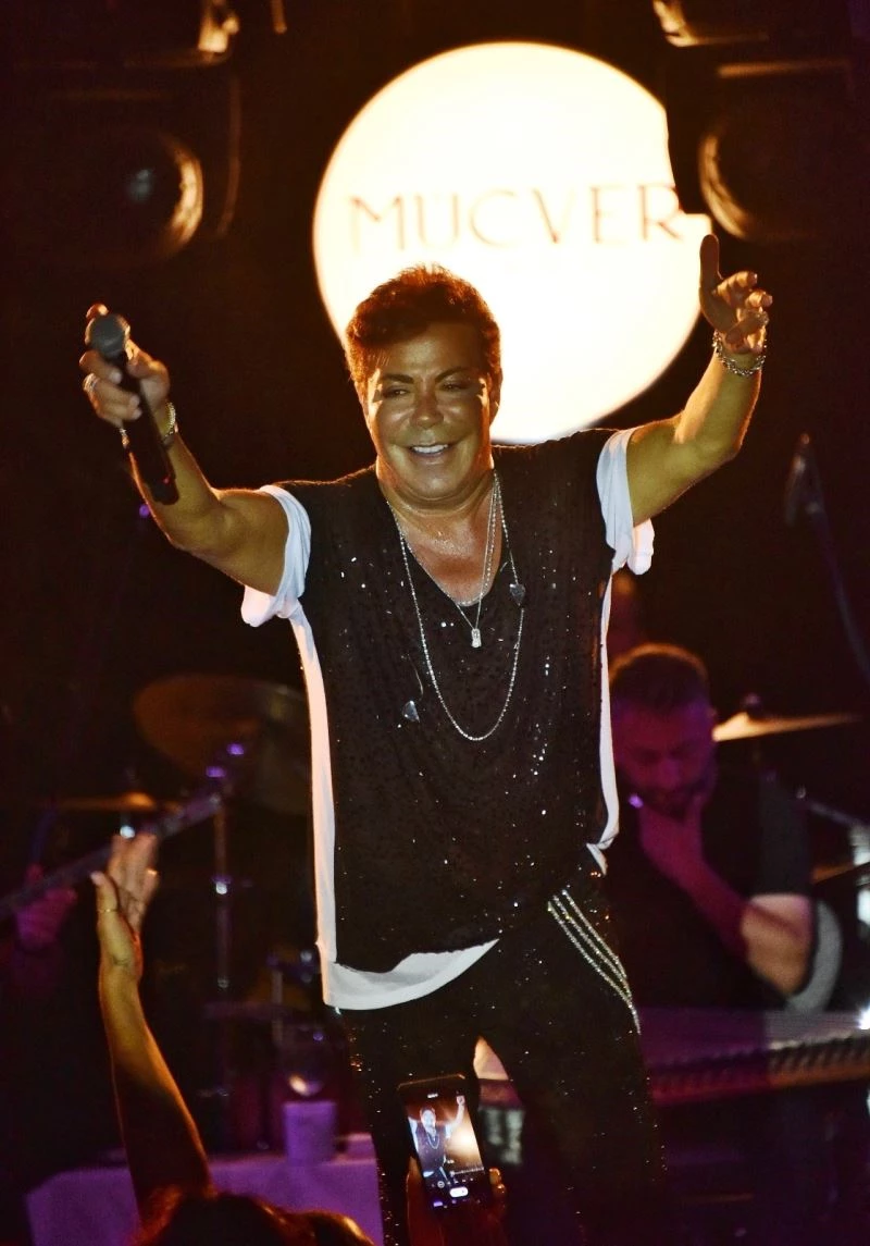 Fatih Ürek sahnesi, ünlüler geçidine döndü
