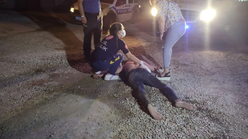 Tartıştığı adamın aracını duvara çarptı, bıçakla saldırınca ağır yaralandı
