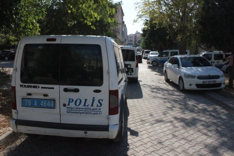 Eşini ayaklarından vurdu, aynı silahla intihar etti
