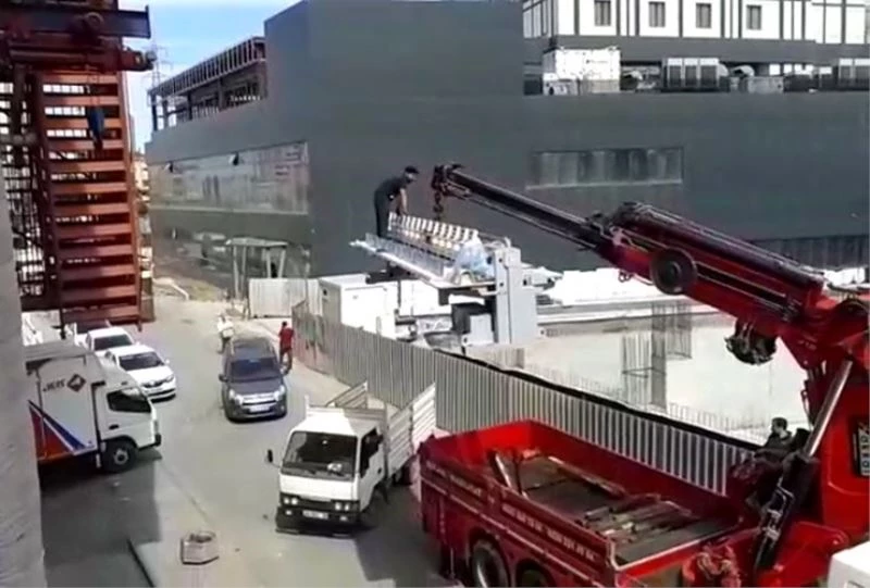 Vinçle taşınan makinenin üzerine çıktı, yürekleri ağzı getirdi
