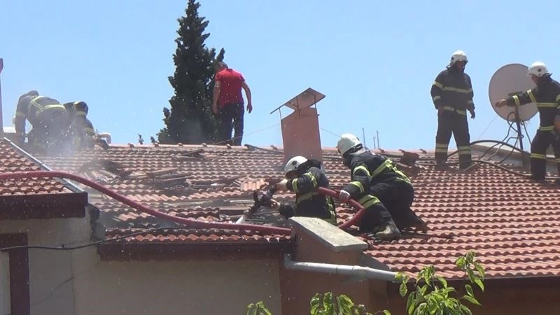 Yaşlı kadını banyoda yakalayan yangına vatandaş kafasına tencere geçirip müdahale etti
