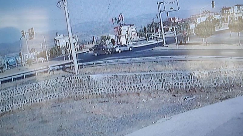 Cip ile otomobilin çarpışma anı güvenlik kamerasında
