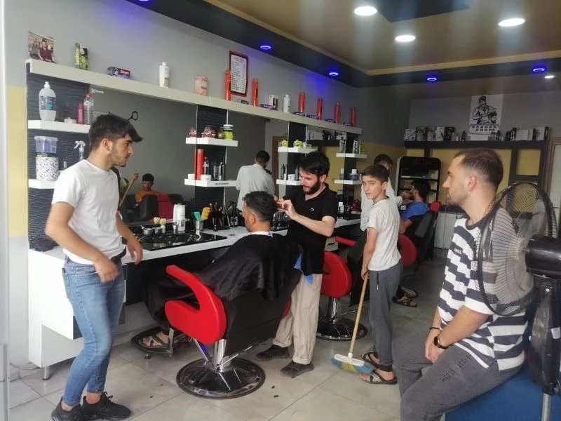 Solhan’da berberlerde arefe günü yoğunluğu
