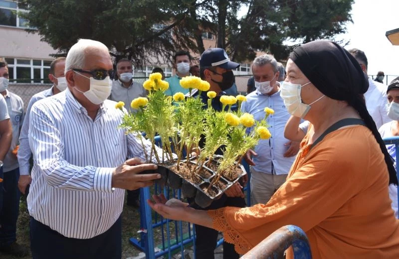 11 bin çiçek fidesi, 3 bin kişiye kavurma dağıtıldı
