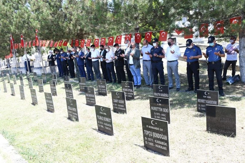 Protokol üyelerinden şehitliğe bayram ziyareti

