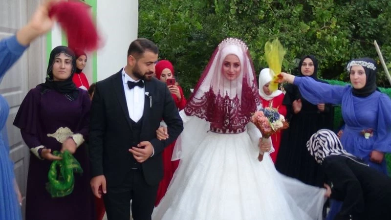 28 yıl önce PKK’nın 6 aylık iken 6 kurşunla yaralayarak yetim bıraktığı Ergün, dünya evine girdi
