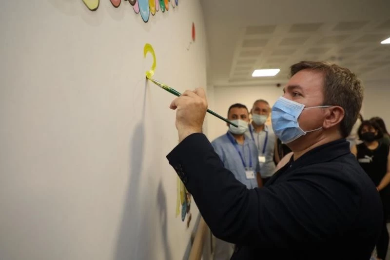 Çocukların korkuyu yenmesi için tüm duvarlara çizgi film karakterleri çizildi
