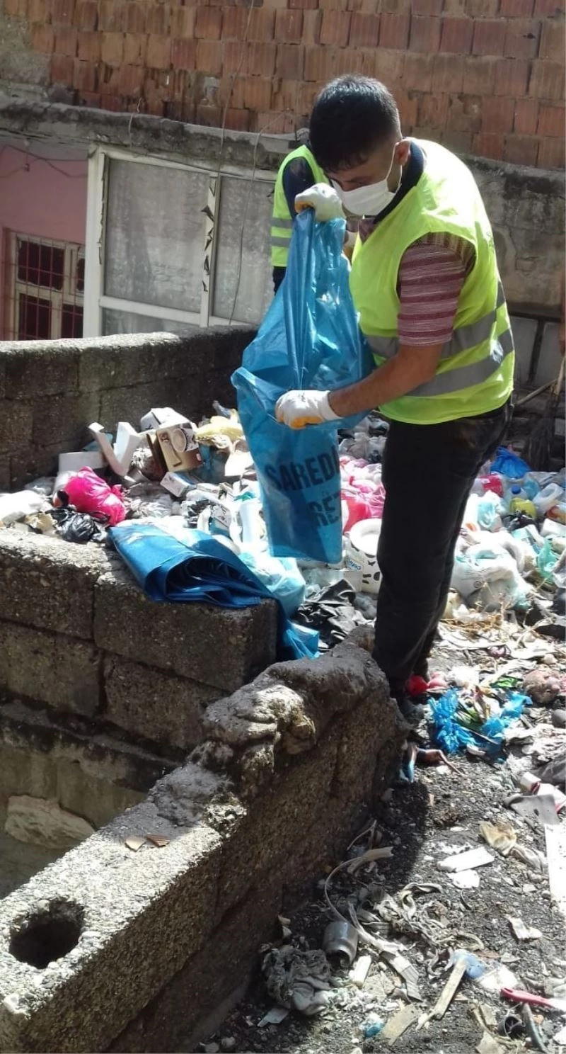 Diyarbakır’da harabe evde  1 ton çöp çıkarıldı
