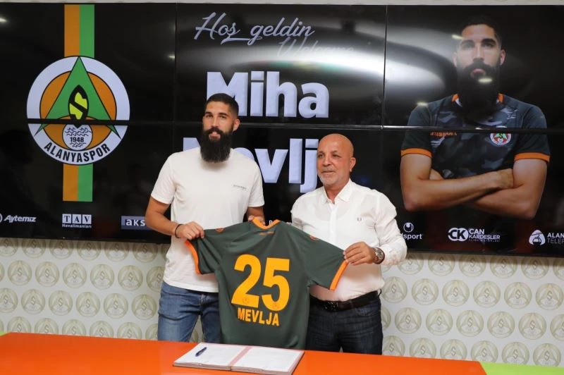 Alanyaspor, Slovenyalı stoperle ile 3 yıllık sözleşme imzaladı
