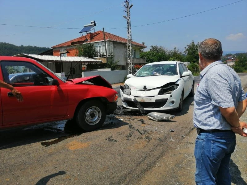 Kafa kafaya çarpıştılar: 4 yaralı
