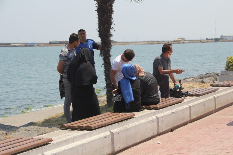 Samsun’da denizde intihara kalkışan kadını zabıta ve vatandaşlar kurtardı
