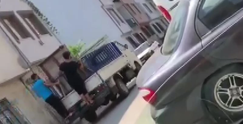 Bursa kaçan boğan, kendisini kovalayan adamı böyle yere serdi
