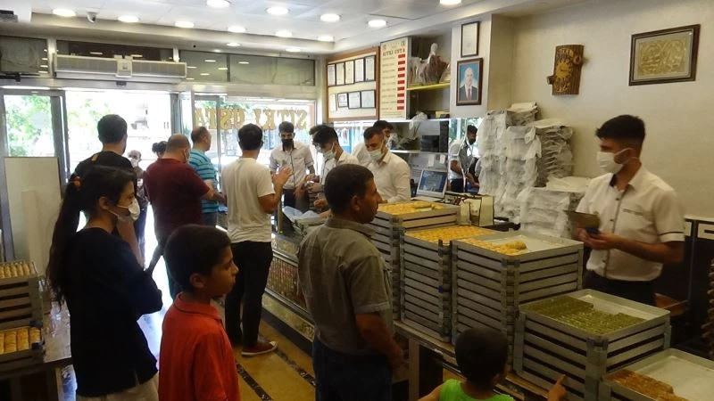 Diyarbakır’daki tatlıcıların bayram mesaisi
