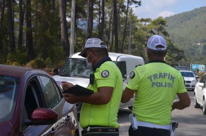 Marmaris, giriş ve çıkış noktalarında denetimler sürüyor
