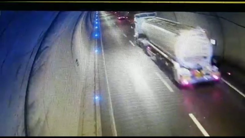 Otomobil ve çekicinin çarpışması güvenlik kamerasına yansıdı
