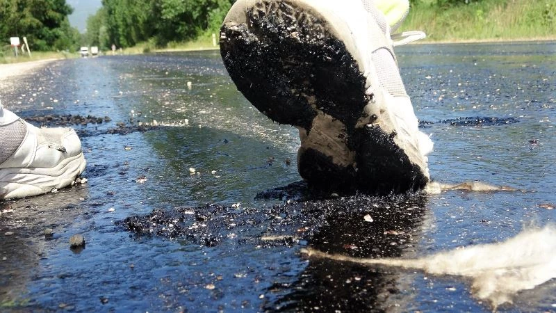Tokat’ta sıcak hava asfaltı eritti
