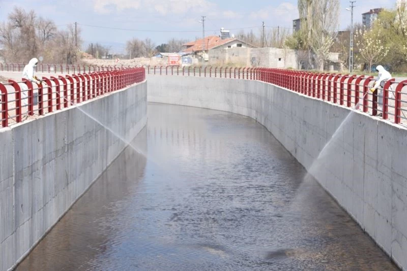 Kocasinan Belediyesi tüm açık alanları ilaçlıyor
