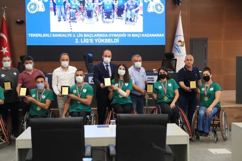 Başkan Örki’den şampiyonlara teşekkür plaketi
