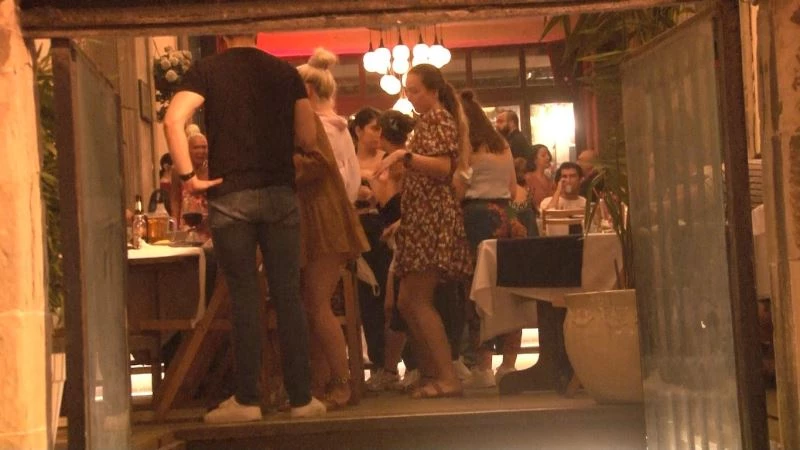 İstanbul’da kısıtlamalar sona erdi, eğlence mekanları doldu taştı
