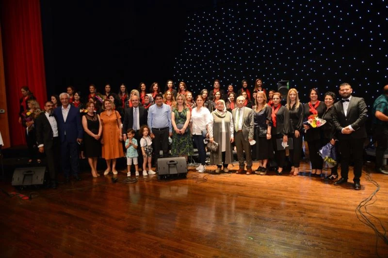 Belediye Başkanı Ekicioğlu: “Sahne sanatçının gelecek de sizlerin”
