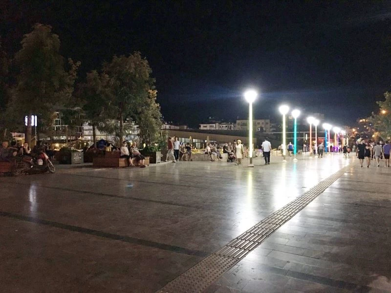 Aydınlılar normalleşmenin tadını serinleyerek çıkarttı
