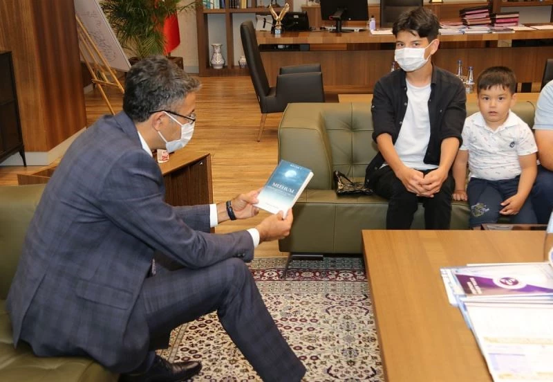 Genç yazar Oğulcan Heybel, kitabını Vali Ali Çelik’e takdim etti
