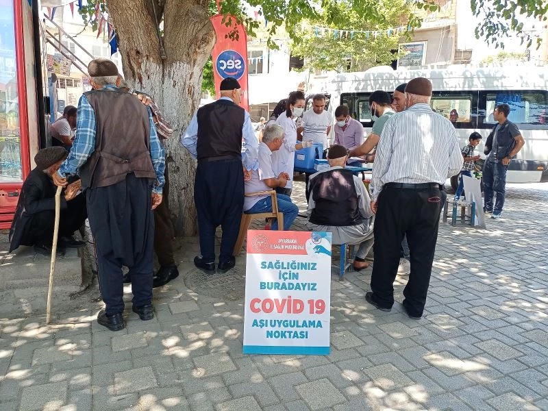 Dicle ilçesindeki merkez çarşıda ve halk pazarı önünde yerinde randevusuz aşı uygulaması
