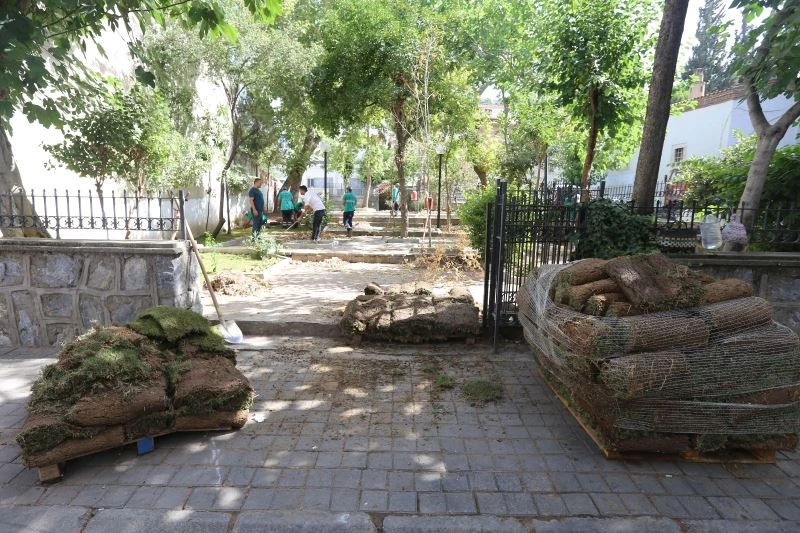 Efeler’de parklar yeşilleniyor
