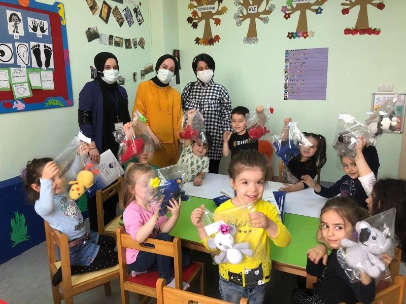 El emeği oyuncaklarla çocukları sevindirdiler

