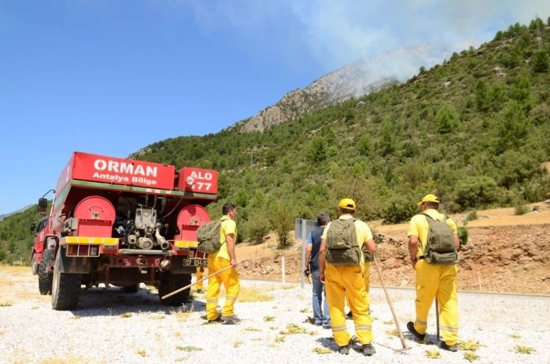 Antalya’da 25 hektarlık ormanın yandığı bölgede soğutma çalışmaları devam ediyor
