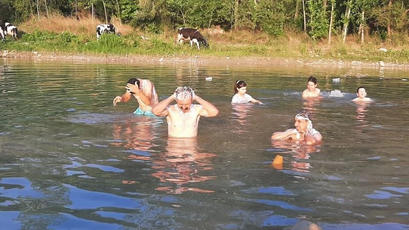 Su kesintilerini protesto için derede banyo yaptılar
