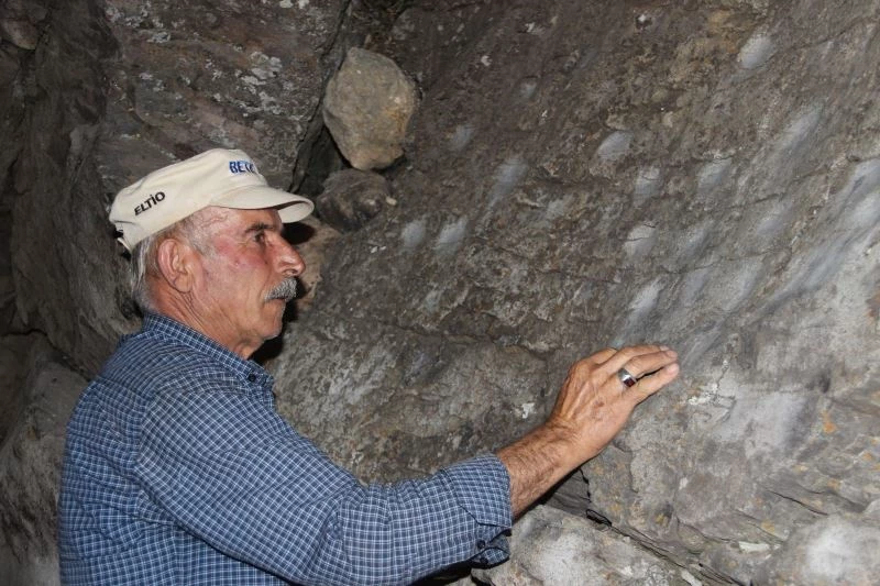 Erzurum’da ilginç gelenek, derdi olan eline taş alıp bu kayaya koşuyor
