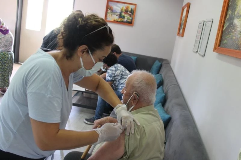 Huzurevi sakinleri 3. Doz aşılarını oldu
