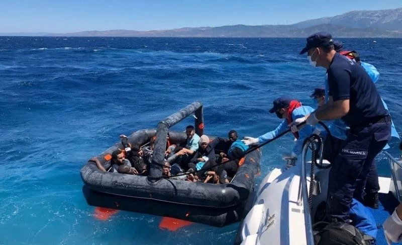 Yunan unsurlarının ölüme terk ettiği 26 göçmen kurtarıldı
