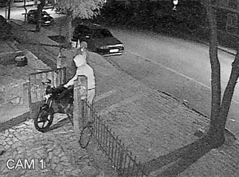 Kapşonlu gençlerin motosiklet hırsızlığı kamerada
