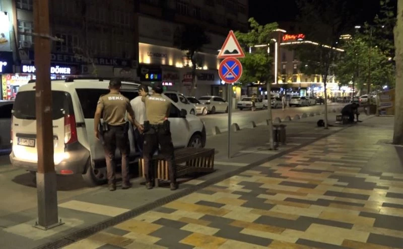 ’Dünyanın en saçma binası’nın kapı ve pencerelerini çalarken yakalandılar
