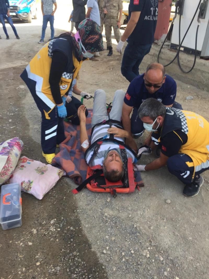 Otomobil akaryakıt istasyonunun duvarına çarptı: 2 yaralı
