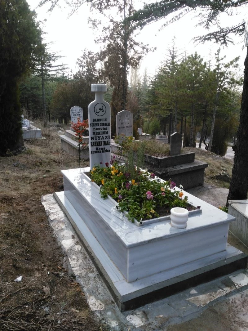 Bektaşi Şeyhi Niyazi Rahman’nın kabri yenilendi
